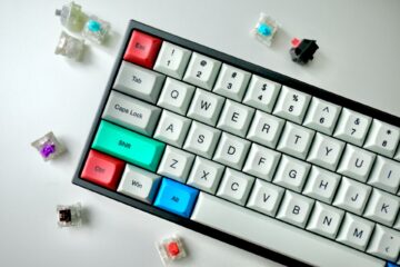 клавиатура с цветными клавишами